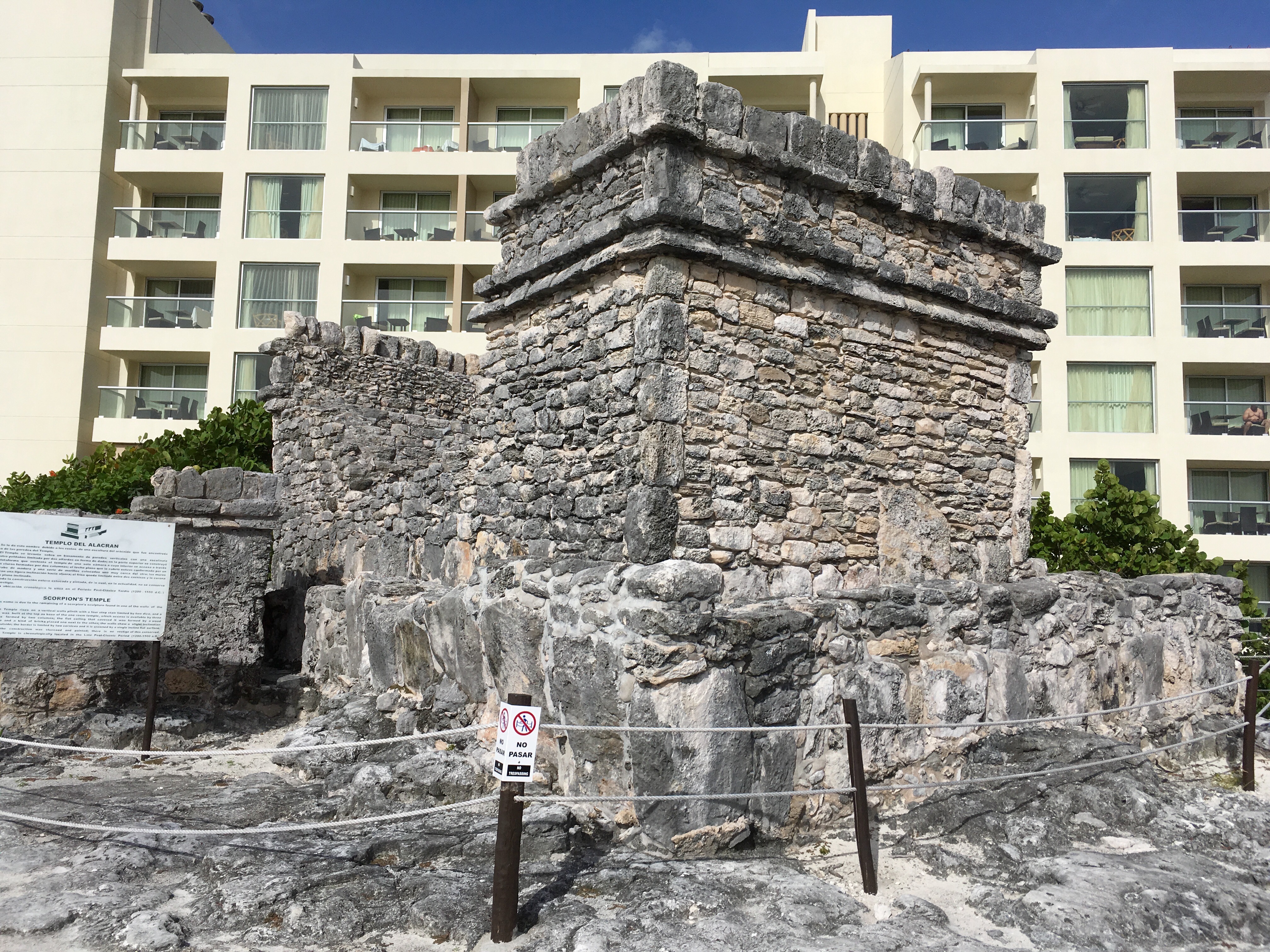 Templo de la Mano Roja (Yamil Lu'um)